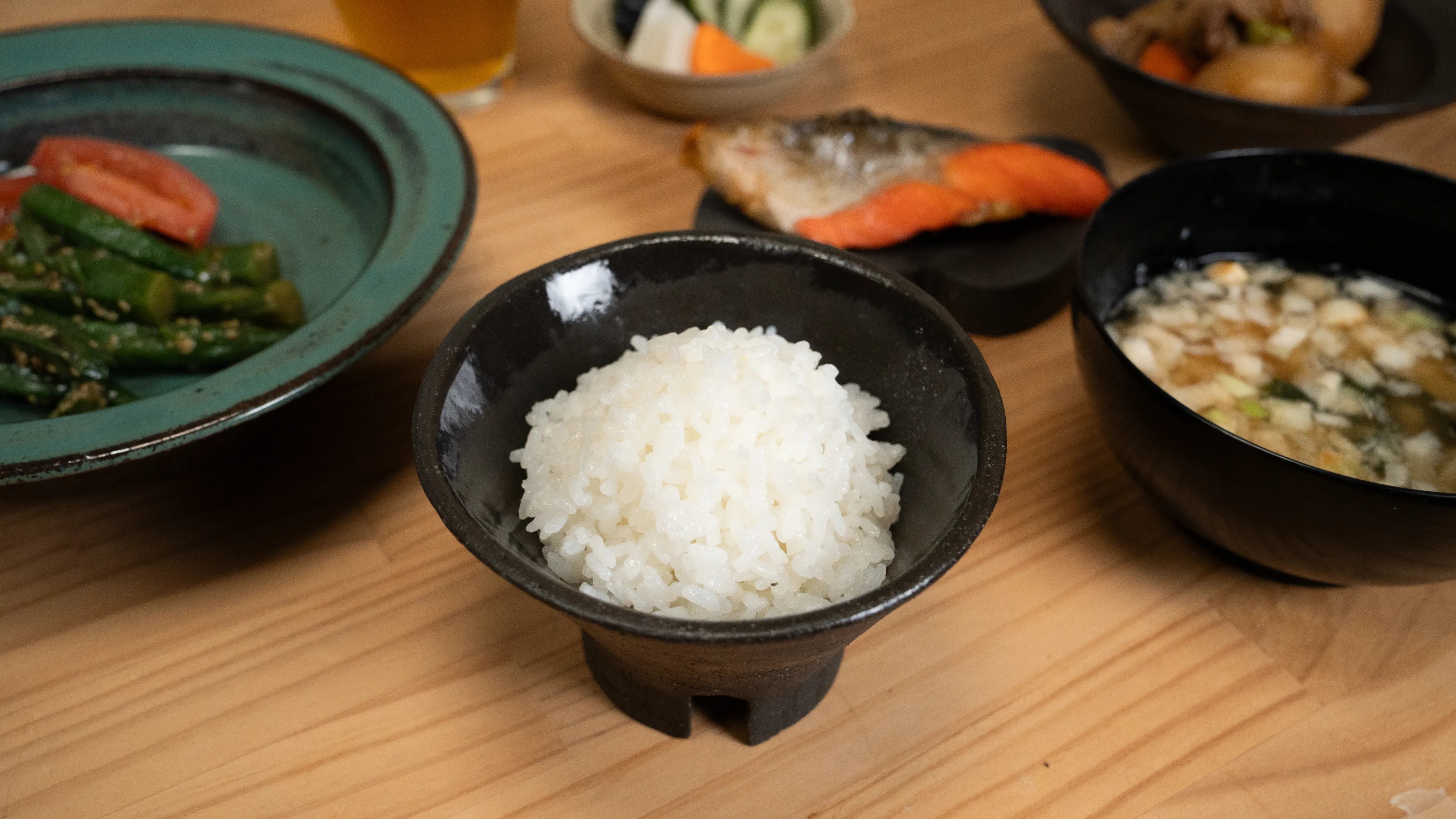 食卓に並ぶ炊きたてのご飯