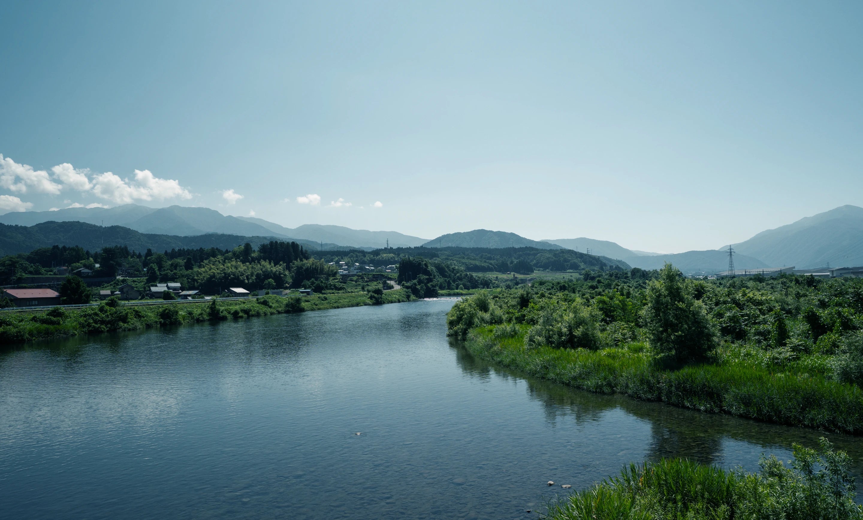 福井の山々と川の風景