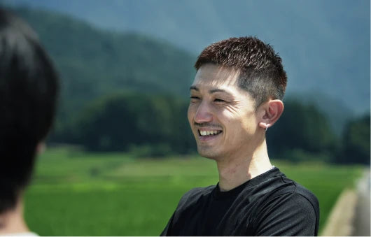 田んぼで微笑むつくり手